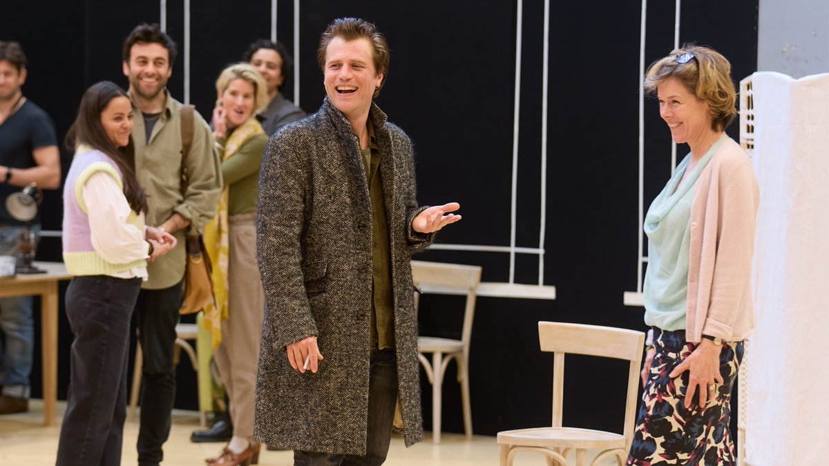 NationalTheatre's tweet image. Break a leg to the cast and crew of The Motive and the Cue for their first show tonight ✨

📸 Mark Douet

#TheMotiveAndTheCue #NationalTheatre