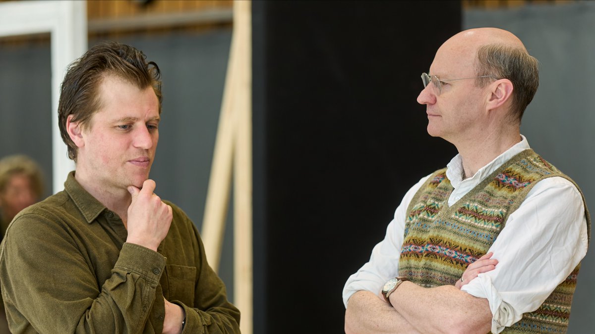 NationalTheatre's tweet image. Break a leg to the cast and crew of The Motive and the Cue for their first show tonight ✨

📸 Mark Douet

#TheMotiveAndTheCue #NationalTheatre