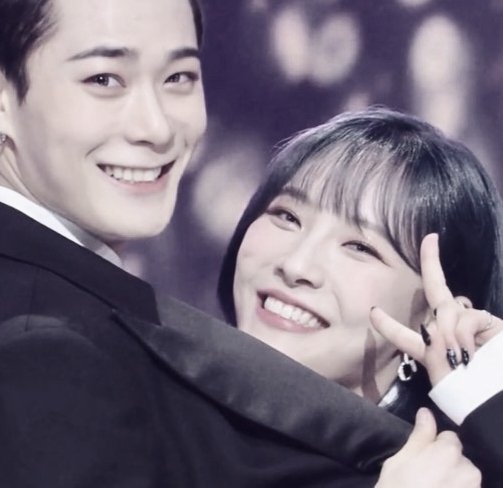 only_icepark's tweet photo. Hoping you'll be fine Sinb Imagine your best friend for 15 years left and you can't send him off until the very end sinb &amp; umji being forced to leave sk making them unable to attend Moonbin's funeral. this is so heartbreaking 💔😭

#MoonBin #sinb #ASTRO https://t.co/XcPe4T2CqD