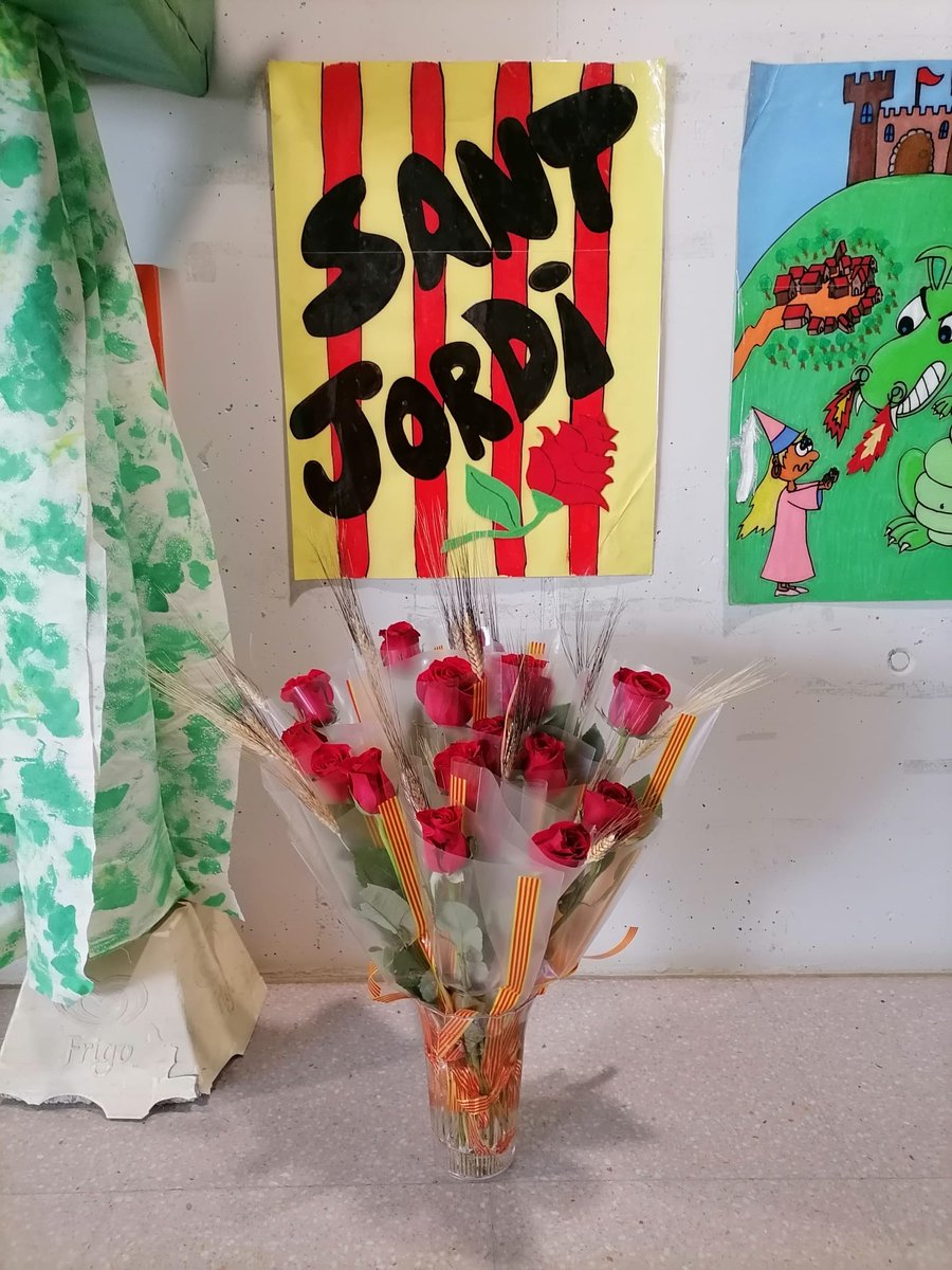 EMoixaines's tweet photo. Moltes gràcies @ampa.moixaines per aquest detall que heu tingut amb nosaltres. Feliç Sant Jordi!! 🌹🌹 https://t.co/oXhGBhwRkk