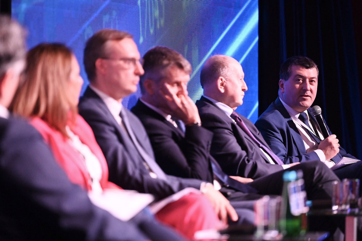 BankPekaoSA's tweet photo. .@leszekskiba w debacie prezesów o perspektywach i potencjale sektora finansowego oraz inwestycjach kapitałowych podczas #BankingForum.
#Pekao #BF2023 #IF2023 https://t.co/xqHkX8yJ4G