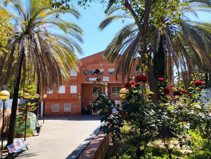 Manuel Mogeda, Ana Martín, Clara Magallanes y Manuel López son los cuatro ganadores del VI Certamen Literario «IES La Orden», por lo que hoy es suya la palabra. 🌹 El IES La Orden se viste de color para celebrar el #díadellibro