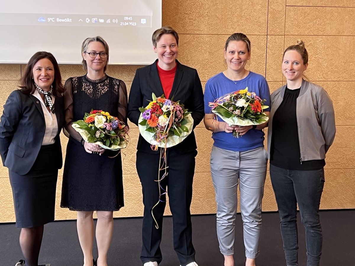 Wir gratulieren den neuen Sprecherinnen des Forum Hausärztinnen! <a href="/NBuhlinger/">Nicola Buhlinger-Göpfarth</a> <a href="/DrSpohrer/">Dr. Kristina Spöhrer</a> und <a href="/doc_hsm/">Jana Husemann</a> geben mit viel Dankbarkeit den Staffelstab weiter. Das Forum wird seine wichtige und erfolgreiche Arbeit weiter fortführen.