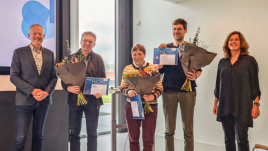 vakbladh2o's tweet photo. Wolter Siegers, Roberta Hofman, Bart Joosse, Renรฉ Bouwman en Ronny Theune hebben de verkiezing beste H2O-vakartikel van 2022 gewonnen met hun bijdrage โHergebruik van waterijzer uit drinkwaterzuivering voor fosfaatverwijderingโ.
https://t.co/ngXCAik23O https://t.co/8ejt6YuccT