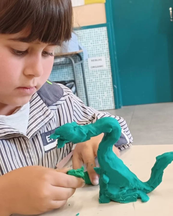 epiasabadell's tweet photo. ART I LLETRES
Els nens i nenes de 2n hem celebrat la setmana de Sant Jordi tot gaudint de l'art i l'escriptura; hem modelat un drac amb plastilina i entre tota la classe hem escrit i il·lustrat un conte, que vam presentar a la resta de companys/es del Cicle.
#2NPRIPIASABADELL https://t.co/IEBHGDhGwG