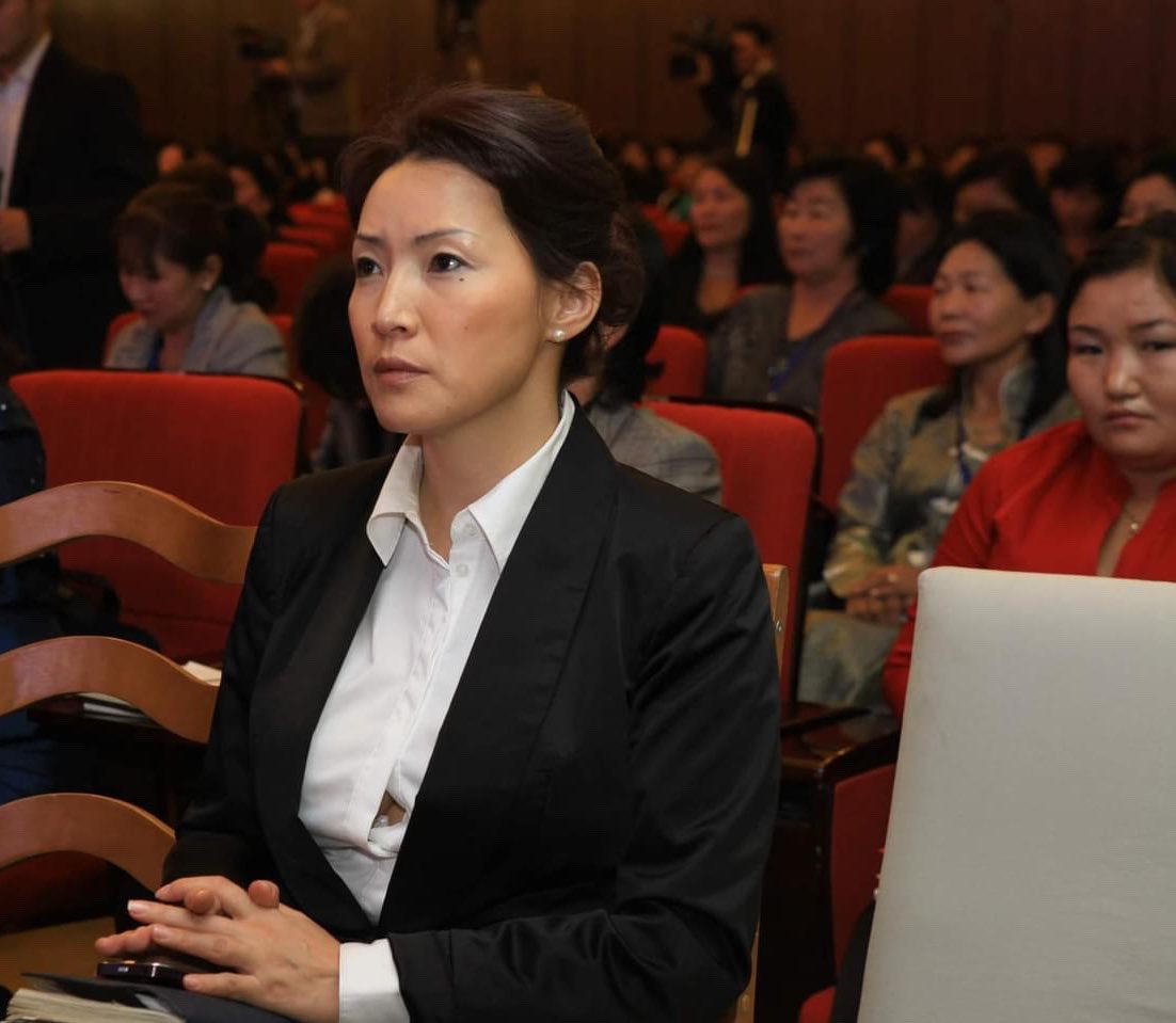 Эмэгтэй хүн 35 нас хүрсэн бол гурван зүйлээс татгалзах хэрэггүй. Эс бөгөөс таны шаргуу хөдөлмөр үнэ цэнээ алддаг.
👒Нэгдүгээрт, мөнгө үрэхээс бүү татгалз. Гэр бүлийнхэндээ хэт анхаарч, бүх зүтгэлээ тэдэнд зориулдаг нь яваандаа тус биш ус болж, таны заавал хийх ёстой ажил юм шиг