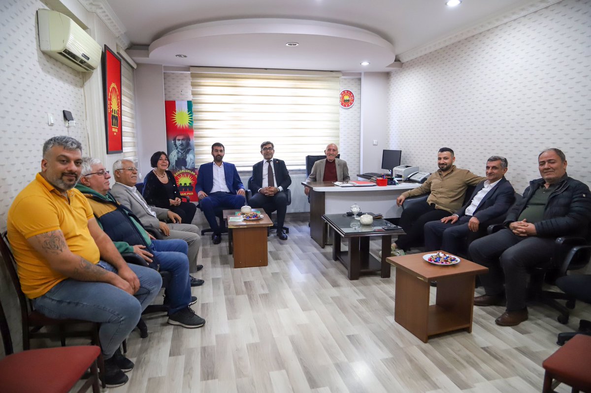 HAK_PAR's tweet photo. Ramazan Bayramımız mübarek olsun

Cejna Remezanê Me Pîroz Be

Roşanê Remezanê Ma Pîroz Bo

Hak-Par Genel Başkanı Düzgün Kaplan ve Azadi Hareketi Genel Sekreteri Metin Pirani, Diyarbakır İl Başkanlığında partililer ile bir araya gelip bayramlaştılar. https://t.co/wsJkISXml3