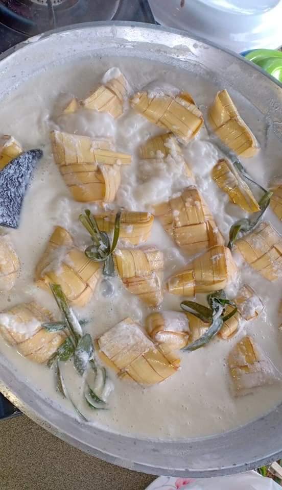 KhairulAqmal's tweet photo. Serius aku baru tahu, definisi “ketupat” kita di Malaysia ni rupanya tak sama. 

This is how we cook our ketupat in Sarawak. 

Ketupat piramid, beras pulut, rebus dengan santan. 

Tempat korang macam mana? https://t.co/hHAZgkcr7N