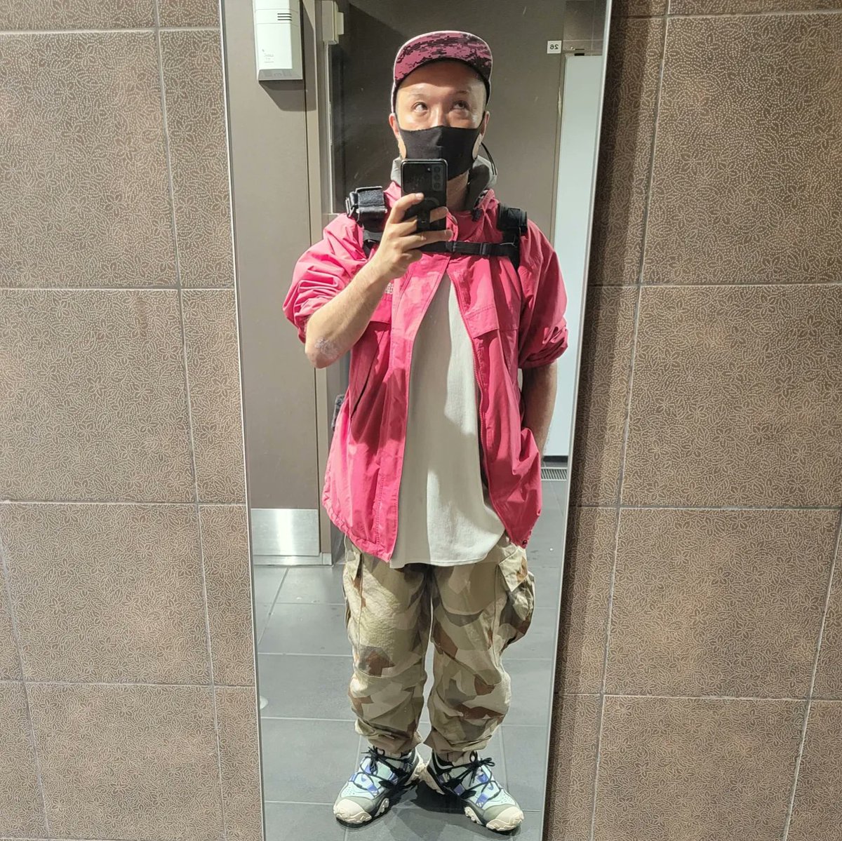 kusoyaro0812's tweet photo. 今日のクツ野郎
　　　〜PINKはオトコの色です 編〜

#supreme  #campcap #PINK #ボゴ #northface #90年代 #GU #スウェーデン軍 #スカンジナビアカモ #デザートカモ #adidas #FYWXTA #古着 #古着好きな人と繋がりたい #ハードオフ公式アンバサダー #ハードオフファミリー https://t.co/1YLyDEV2hF
