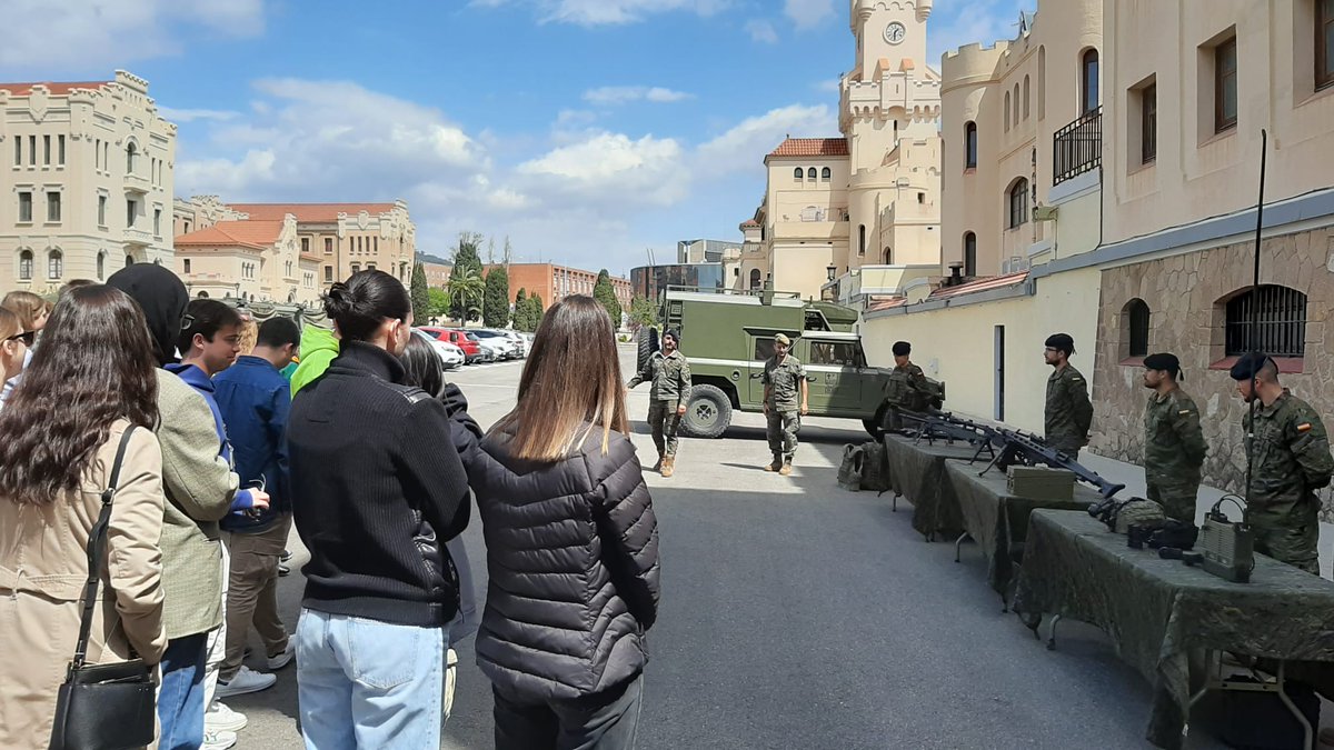 IGE_ET's tweet photo. En las 2ª Jornadas de Conocimiento del #ET para periodistas de #Cataluña, hemos tenido diferentes actividades tanto formativas como prácticas para los futuros profesionales del #periodismo junto a los Regimientos de infantería "Barcelona" 63 y "Arapiles"62 #IGE #somostuejercito🇪🇸 https://t.co/fpAhlq5RCX
