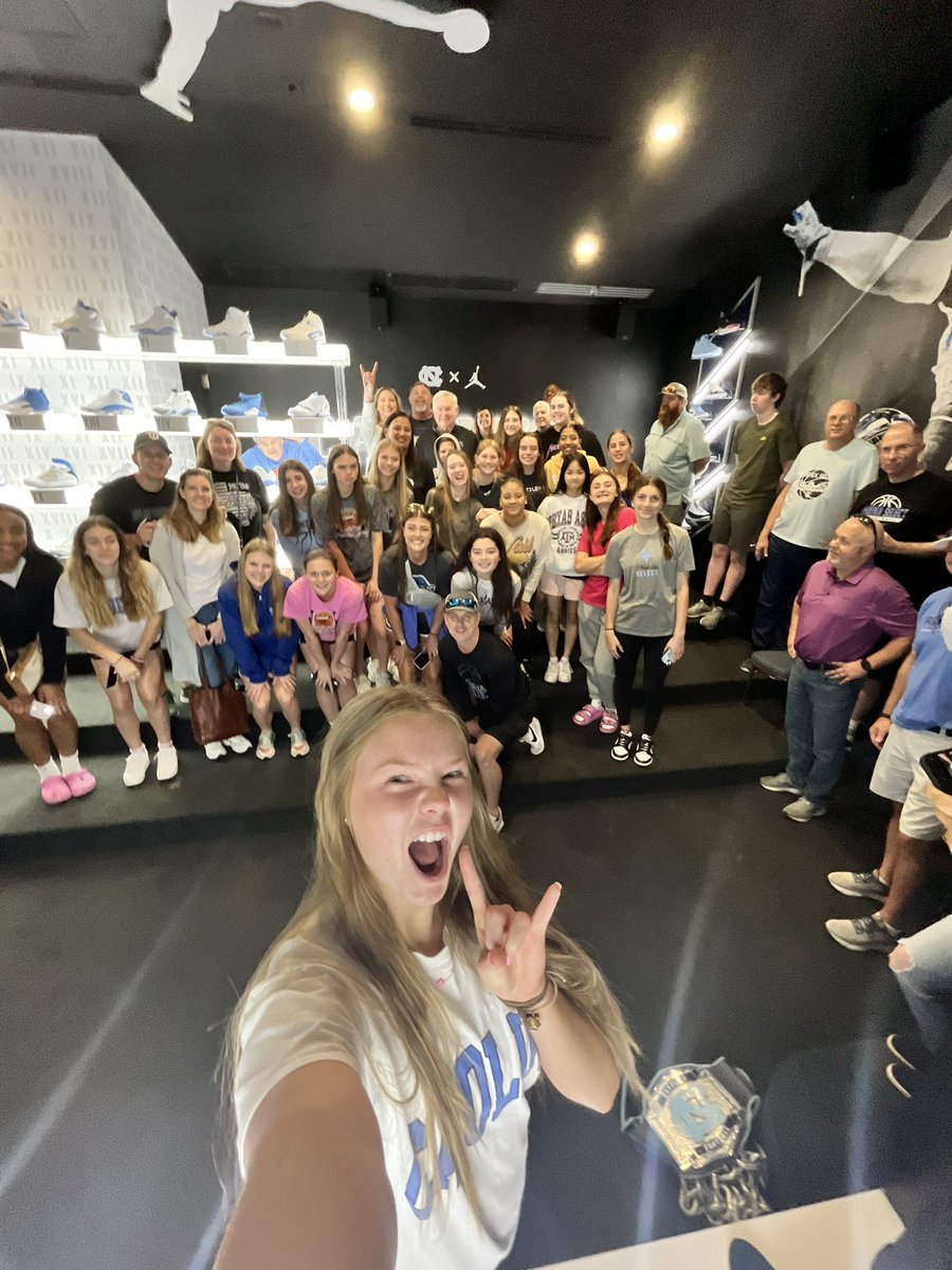 phoenixselect's tweet photo. Yes sir! Coach Mack Brown with our Phoenix teams & families!!! #moreThanBasketball #makingMemories #GoHeelsGo #phoenixProud #phoenixPhamily https://t.co/jg31sfbRHk