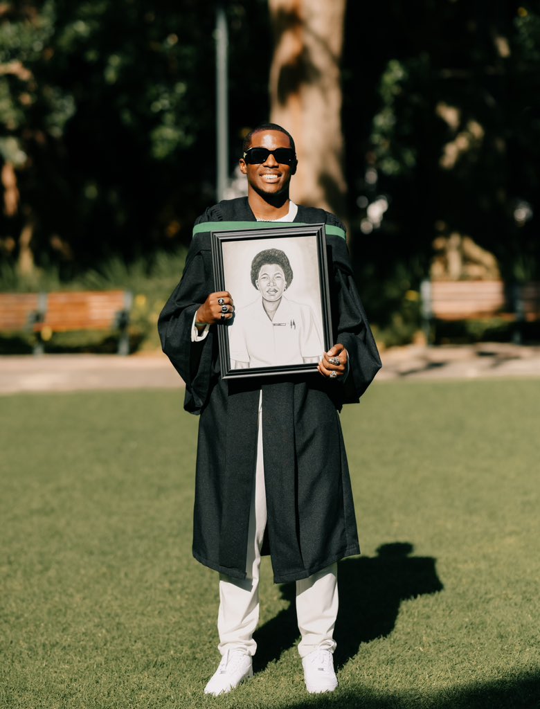 RefiloeSoboyce's tweet photo. Mama, I did it for you 🤍. 

#autumngraduation https://t.co/FDQS1fHXED