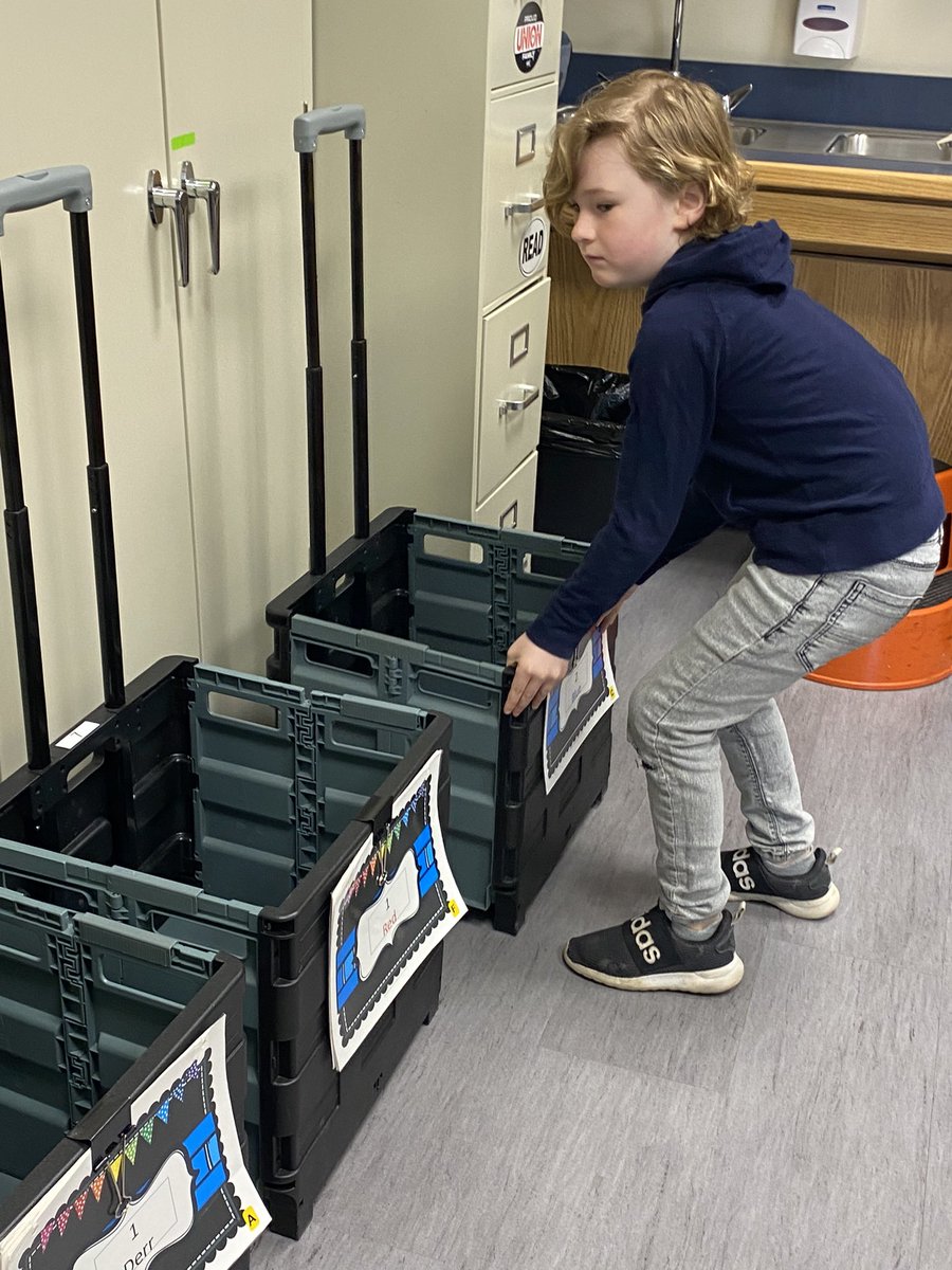 So grateful to have this fantastic Library Helper today @postroadschool 🤩This 1st grade friend is one of 5 winners from last weekend’s @postroadpta Springfest 🌷🌹🪻