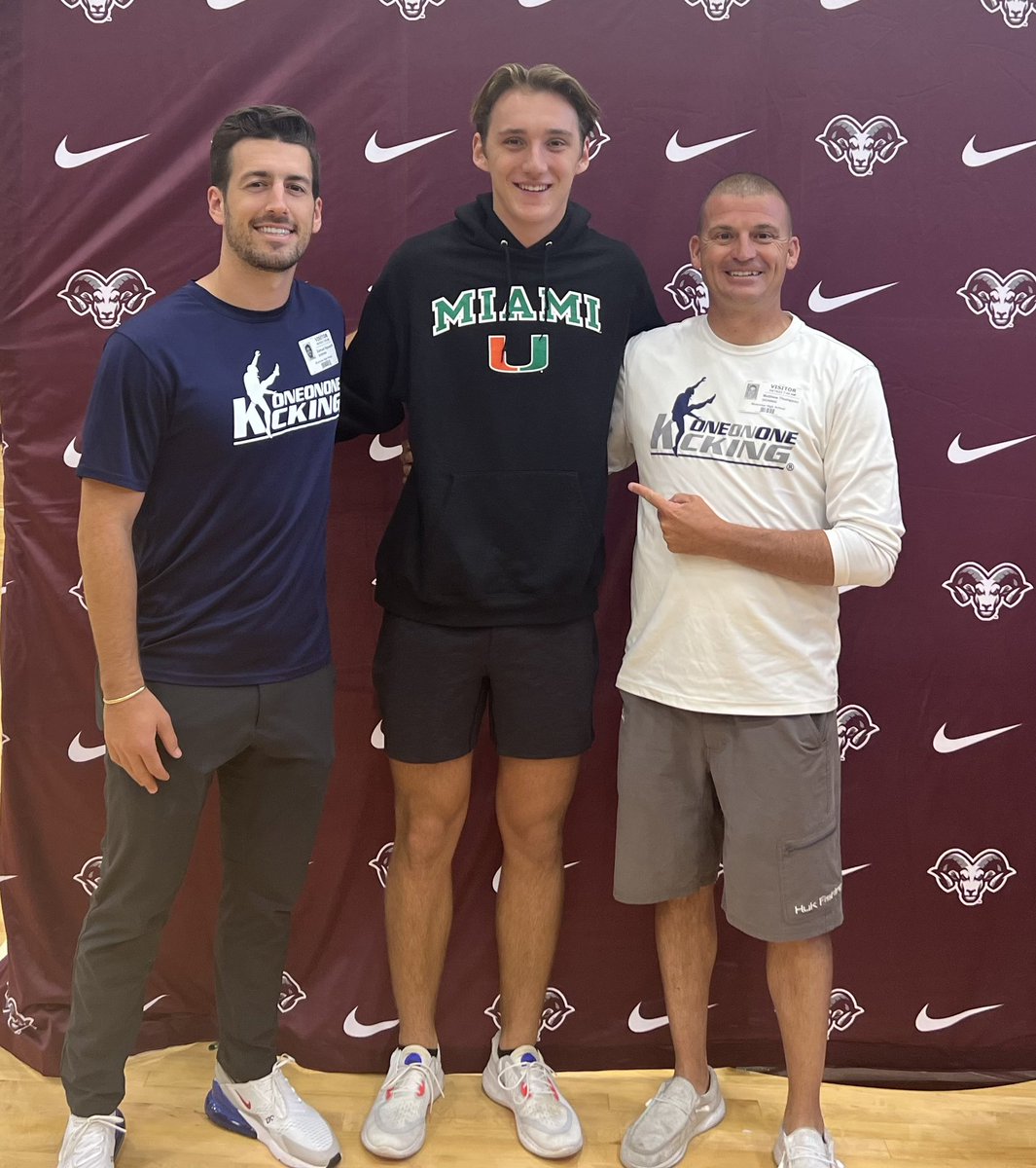 StoneSpringman's tweet photo. Officially a cane 🙌🙌 Thank you @OneOnOneCO traveling from Denver to see me sign!! https://t.co/S2H3YYnWeD