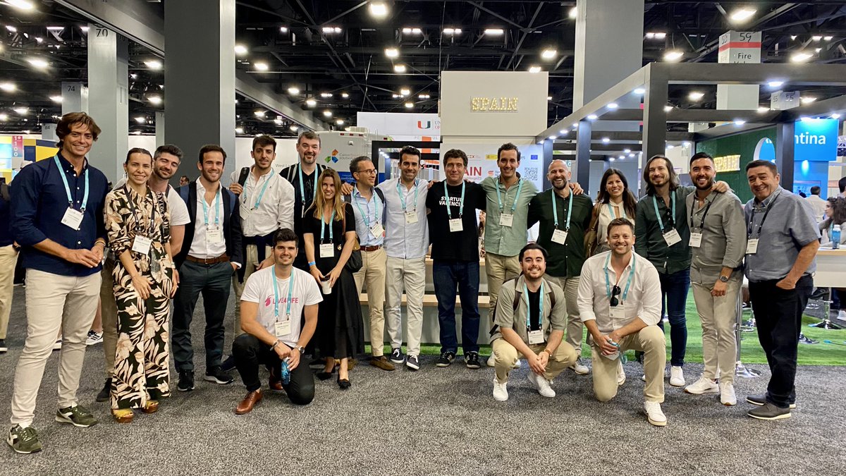 Visita de startups de la misión a #Miami de @Startup_VLC al stand #SpainUpNation @ICEX_ en @eMergeAmericas #eMergeAmericas #MiamiTech #StartupValencia