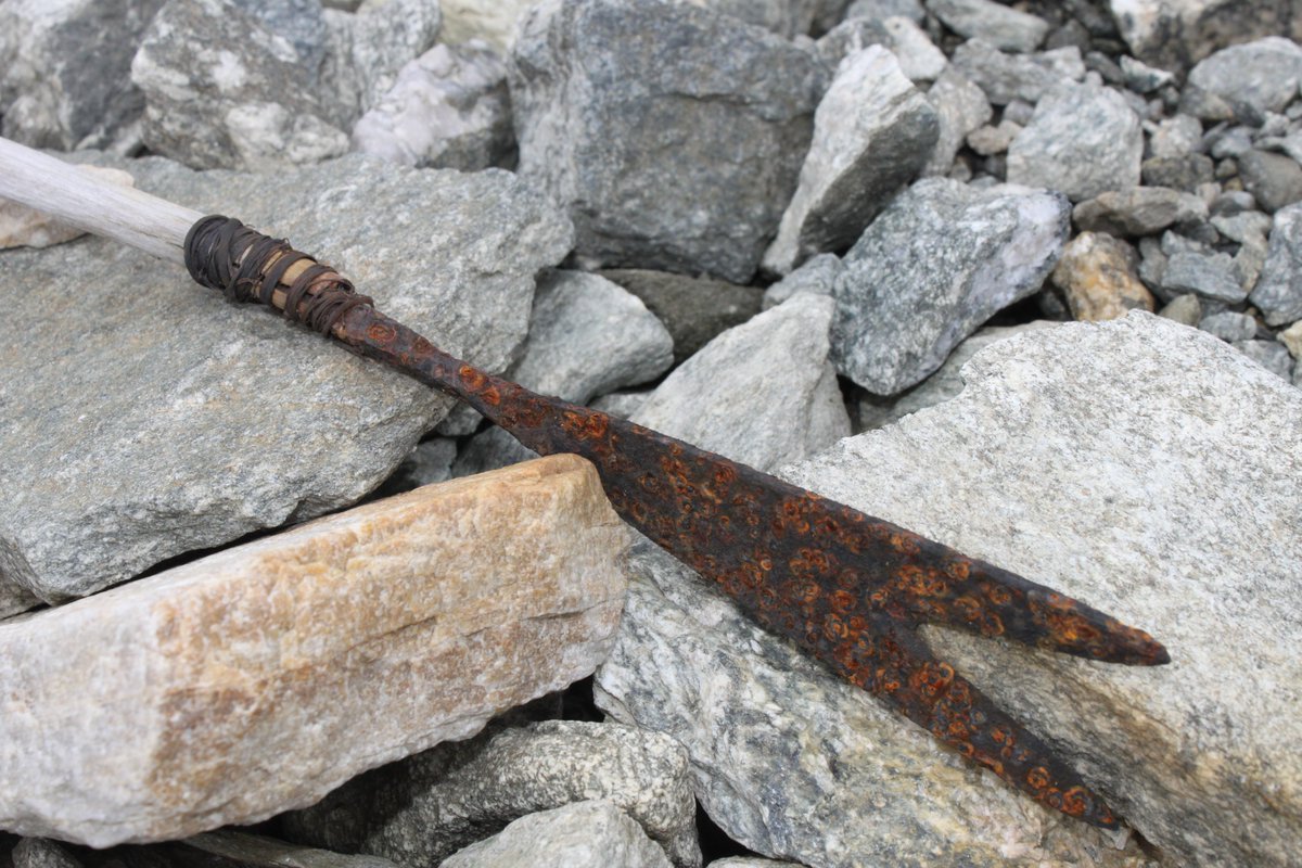 brearkeologi's tweet photo. We found this beautiful arrow only two meters from the melting ice. It is incredibly well preserved - the sinew at the front is intact, the wooden birch shaft is in one piece and there are even three fletches. https://t.co/nspQs4LKhJ