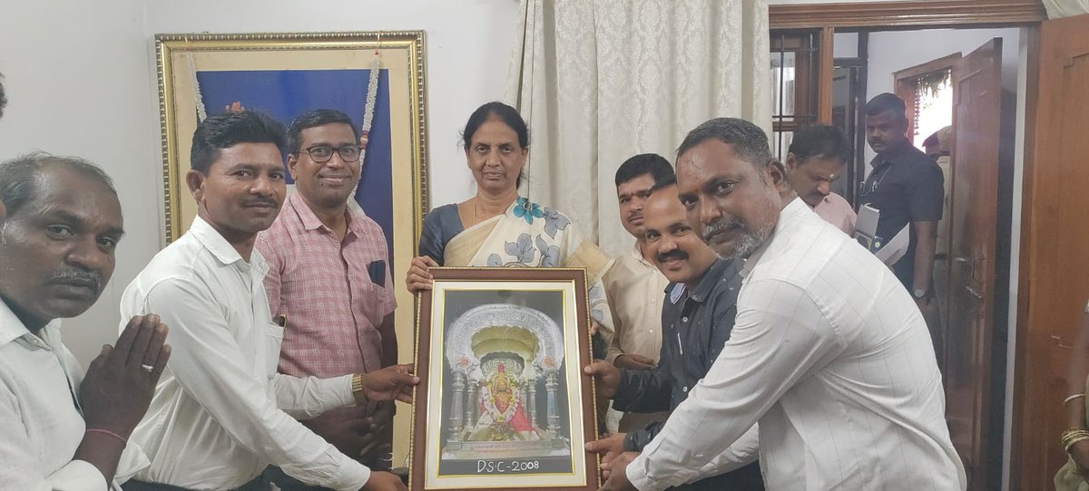 RajuRajeshwar8's tweet photo. @KTRBRS @KTR_News @BRSHarish @SabithaindraTRS @bbcnewstelugu @TelanganaCMO @bandisanjay_bjp @Dsc2008 good evening sir 🙏 we got High court orders for Dsc2008 postings but not implemented in Telangana AP govt has given them postings. 
Today Telangana government has gone to SLP. https://t.co/s9QjpPiNf5