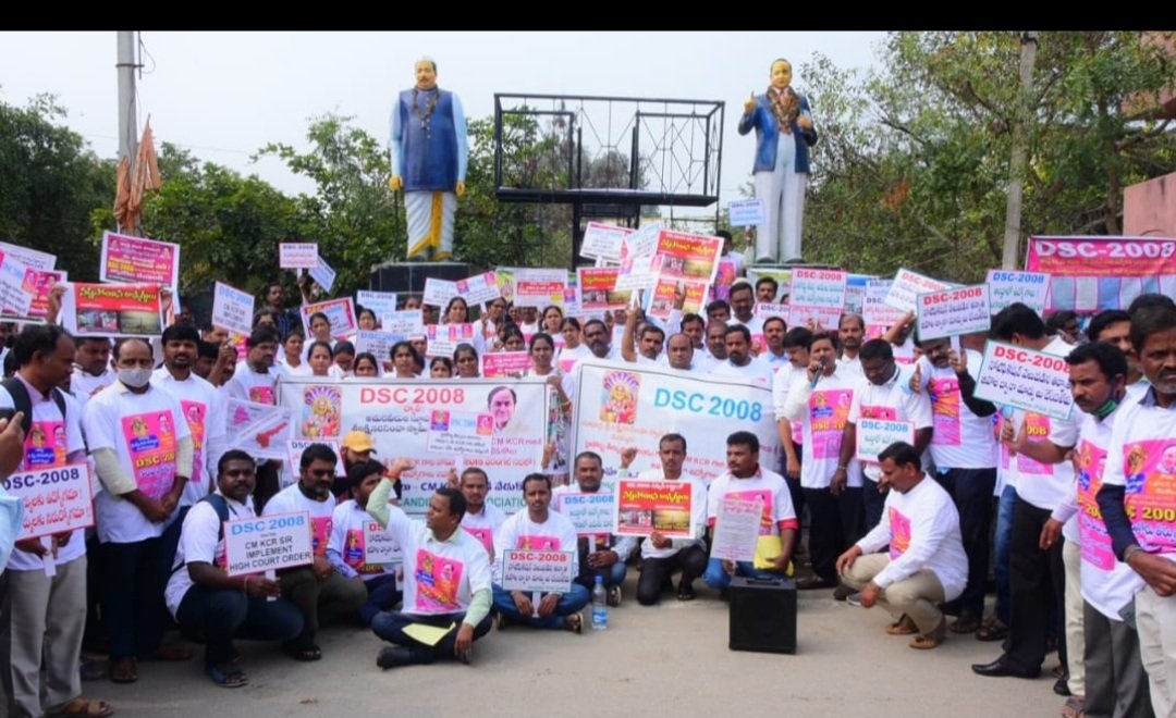 RajuRajeshwar8's tweet photo. @KTRBRS @KTR_News @BRSHarish @SabithaindraTRS @bbcnewstelugu @TelanganaCMO @bandisanjay_bjp @Dsc2008 good evening sir 🙏 we got High court orders for Dsc2008 postings but not implemented in Telangana AP govt has given them postings. 
Today Telangana government has gone to SLP. https://t.co/s9QjpPiNf5