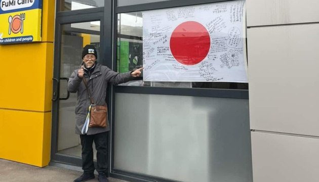 У Харкові з'явилось безкоштовне кафе, де можна отримати гарячу їжу та випічку. 
 
Його відкрив японець, який 8 місяців ховався у метро від обстрілів. Заклад називається FuMi Caffe. Відвідувачі мають змогу скуштувати супи, каші, макарони, пиріжки, булочки та навіть борщ з