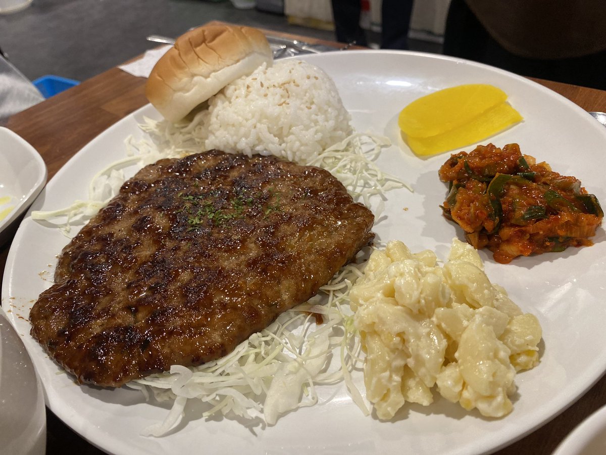nasosin1's tweet photo. #우불리식당 #즉석우동 #갈비한판
탤렌트 이장우가 한다는 우불리식당!
혼밥을 하기에도 좋고 친구들과도 좋을거 같아요! 즉석우동은 휴게소에서 먹는 우동 같은 비쥬얼인데 면이 얇으면서 쫄깃해요!~갈비한판은 달짝지근하니 사이드로 주는 대파김치랑 먹으니👍 https://t.co/Edq1Ab8Zyq
