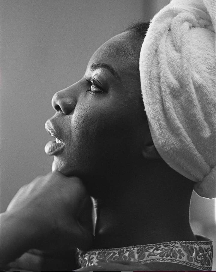 Hace veinte años nos dejó una cantante, compositora, arreglista y pianista de jazz, soul, blues, gospel y otros ritmos afroamericanos. Pero también activista, luchadora, pacifista, soñadora y tantas cosas reunidas en un nombre: Nina Simone.❤️