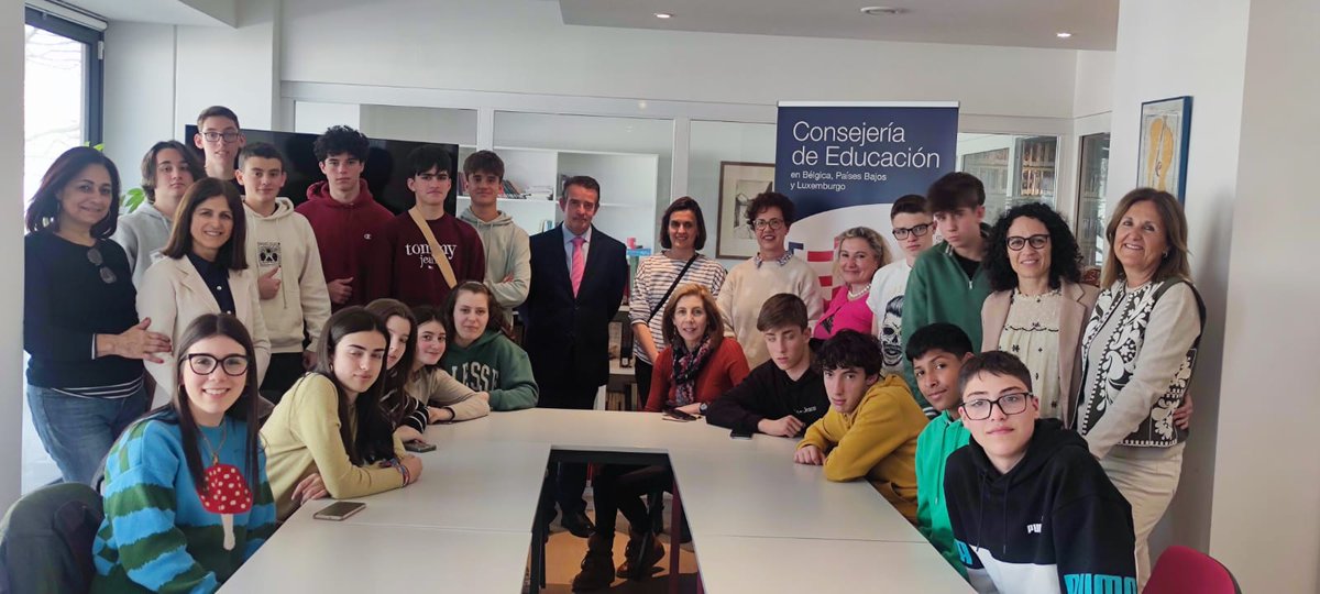 EduBenelux's tweet photo. Visita muy especial en @EduBenelux con motivo de un proyecto #ErasmusPlus: un grupo de alumnos de 4º de ESO del Colegio plurilingüe "La Inmaculada" de Ponteareas (Pontevedra, Galicia) ha viajado a Bruselas para conocer a sus compañeros de proyecto de la EE Bruselas II. 
🧵⤵️ https://t.co/pQ95gLjisG