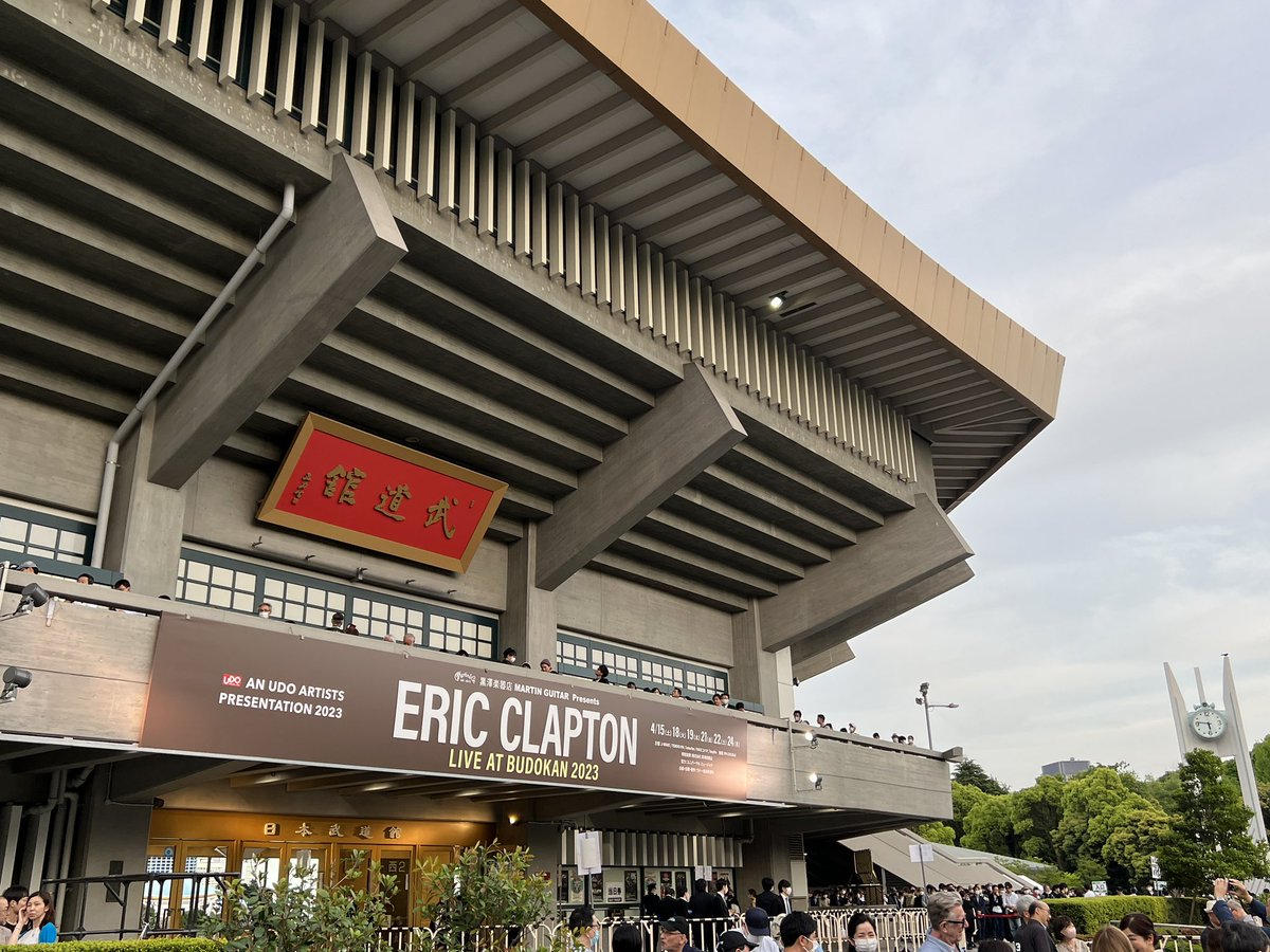 エリック・クラプトンが本日、100回目の武道館公演だ💯
クラプトンの奏でるギター🎸メチャいい音してた❗️🎸👍🏻💯あの花束はきっと100本の薔薇だね🌹💯クラプトン&amp; band最高❗️💯