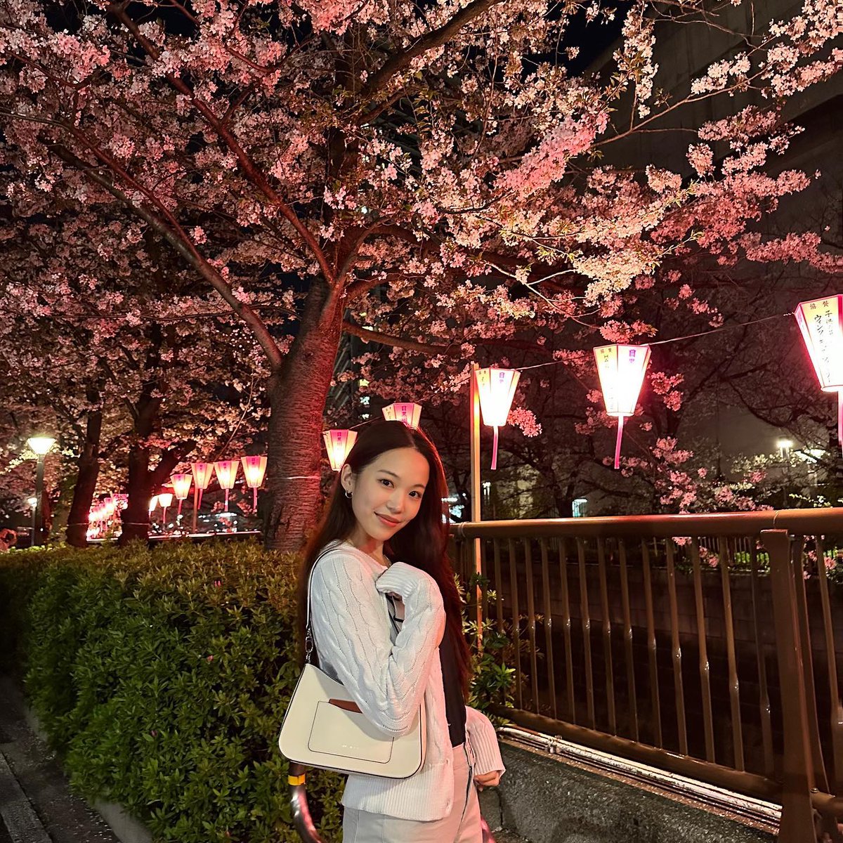 alluring_cherry's tweet photo. 230417 첼스타그램

너무 예뻤던 4월의 벚꽃 🌸💗
#성나연 #레이첼 #에이프릴 https://t.co/Ru2Z4SfMq3