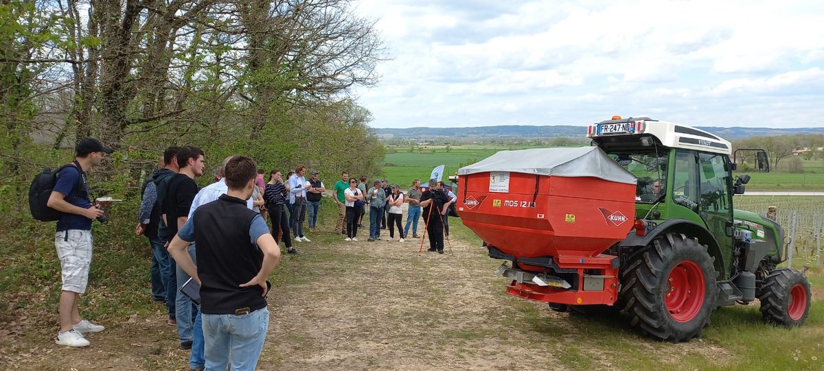 OccitANum's tweet photo. 40 viticulteurs présents, des témoignages, des échanges et démonstrations lors de la présentation du projet innovant #Scanopy(fertilisation différenciée intra-parcellaires des vignes) organisée par la chambre d'agriculture du Tarn (Living Lab Occitanum)
https://t.co/cyji6xV1US https://t.co/2meg08z28P