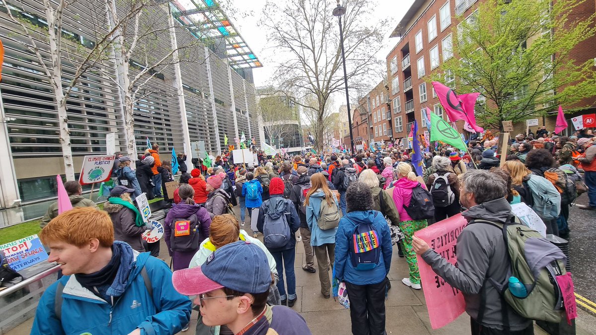 MothersCANCam's tweet photo. Time to protest at #TheBigOne so much good #energy #callingforchange. #ClimateEmergency #climatechange #ActNow https://t.co/J25VyXeHDM