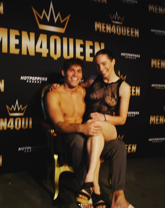fighter_roxy's tweet photo. #ErofestPrague That was fun! Everyone was taking pictures of me and #robertrosenberg praises my breasts...
Can you guess what the professional model asked me for? What else is possible on Erofest? More photos on my OF😎
#blacktapeproject https://t.co/Y3SGc32QBu