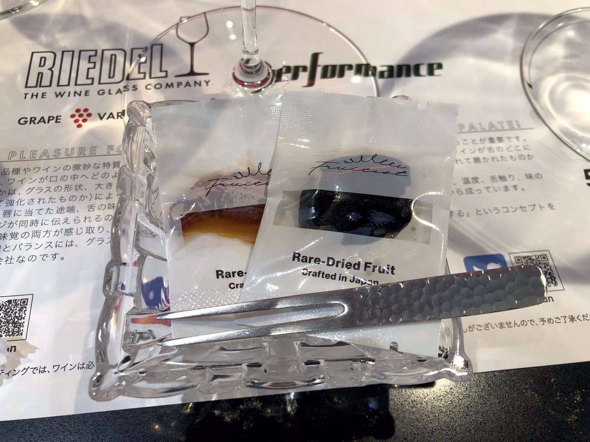 akaridoc's tweet photo. リーデル銀座店ワイングラス・テイスティ��グ −国産ドライフルーツ付き−
グラスが違うと香りも味も全然異なることを、五感の鈍い私でも改めて感じました。
お安いワインでもグラスを合わせると美味しく飲めそう🍷
受講料より5000円も高い、使用したのと同じテイスティングセットのお土産付き😲 https://t.co/tn02CDkZxK