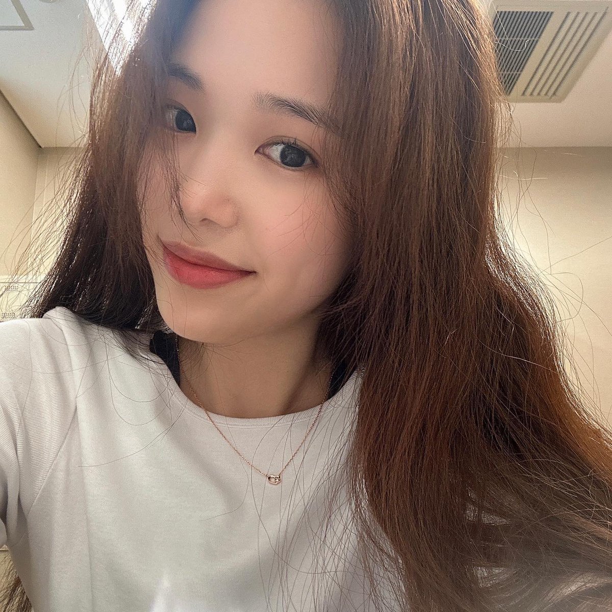 alluring_cherry's tweet photo. 230421 첼스타그램

오랜만에 셀카!!🫶
#성나연 #레이첼 #에이프릴 https://t.co/3GExHK8AGv