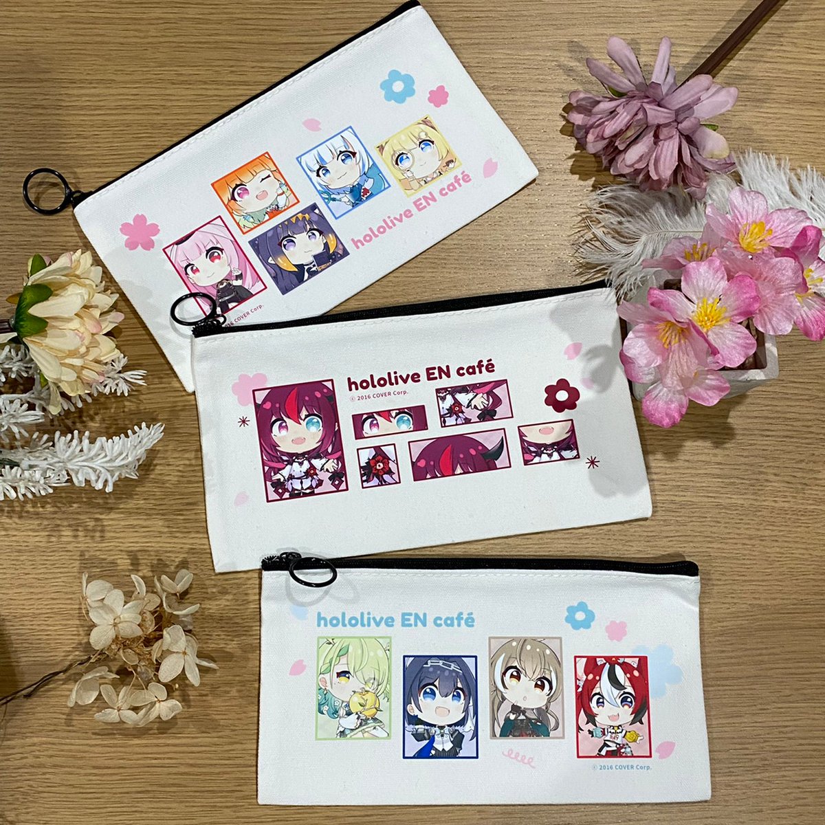 hololive_ENcafe's tweet photo. 📣現場限定新周邊實體照公開
下週一開始現場販售的《hololive EN x CAPSULE Collaboration cafe》新周邊在這邊！
喜歡新周邊的粉絲們，可至現場購買唷！
販售日期為4/24（一）～ 5/10（三）
數量有限，售完為止。 https://t.co/LNCpZQe6Ah