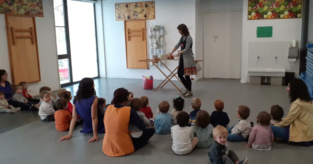 EMoixaines's tweet photo. Avui l'Ada Cusidó ha vingut a la nostra escola a cantar cançons pels més petits  i a explicar el conte Dins del cor pels caminants! #ebmoixaines #escolabressol #santjordi23 https://t.co/NGCFBbvD9Q