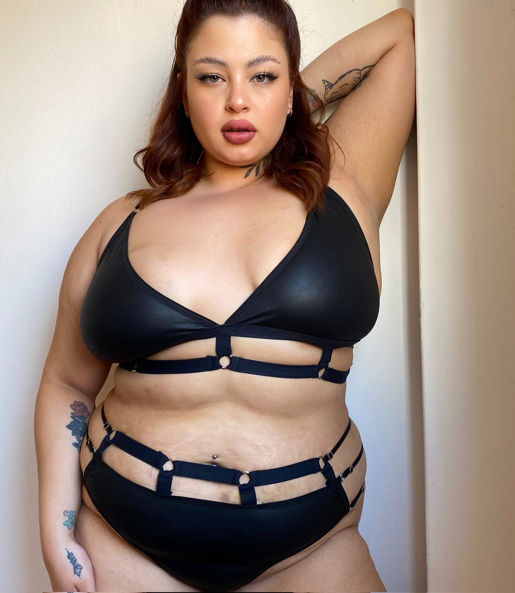 INAUGURAMOS TW CON 2X1 EN TODA LA TIENDA 💗 🙊 
Rt así nos ayudas ✨
#BuenViernes #lenceria #lenceriaamedida #