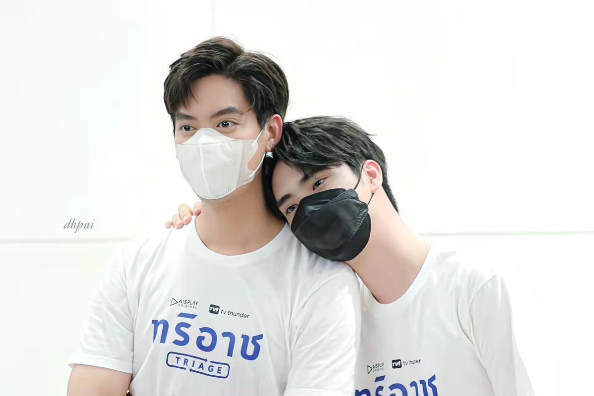 someoneklx's tweet photo. 从四月份的第一场活动
从分诊处的第一集回眸
不知不觉我已经爱了taetee一年了
我相信陪伴是最好的告白 我会陪着你们走过一年又一年的🥰💕

cr：见水印
@tae_darvid @Tee_Jaruji
#TaeDarvid
#TEeThanapon https://t.co/LgzQspkodR
