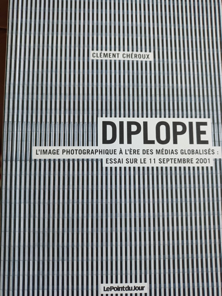 MichelRougerMR's tweet photo. #VendrediLecture
#Histoire #Mémoire
"Diplopie" de Clément Chéroux
Passionnant essai sur les #photos utilisées dans les #médias dans les jours qui ont suivi les #attentats du #11septembre2001, construisant un imaginaire collectif mondial.
Editions #LePointDuJour de #Cherbourg 👍 https://t.co/7oo3FO1JRZ