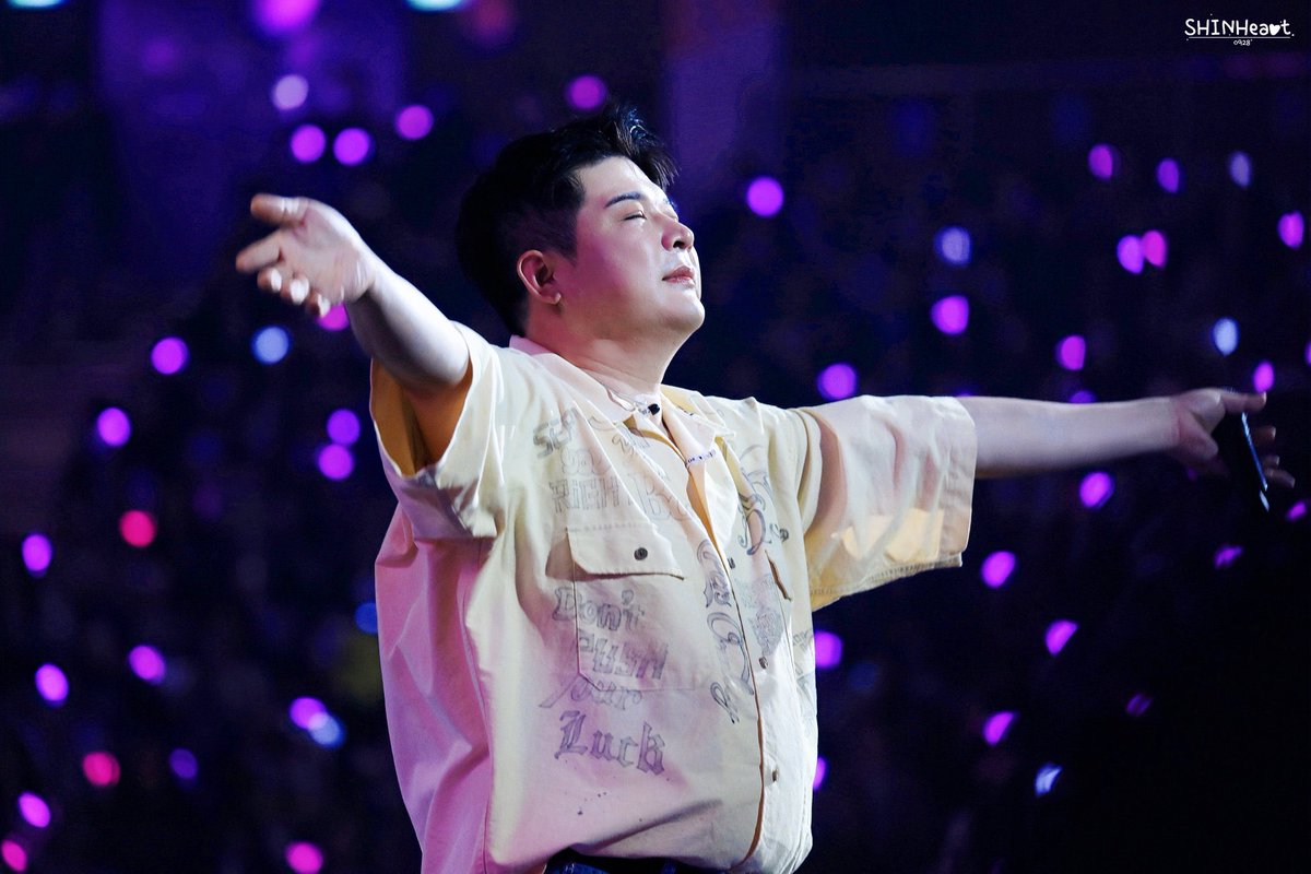 Maneita's tweet photo. Shindong es brillante, es hermoso, tiene un aura preciosa, es talentosisimo, es inteligente nivel superdotado y ha roto con todos los estándares malucos aguantandose la presión desde hace décadas,merece una disculpa y merece que dejen de joderlo por su peso. APOLOGIZE TO SHINDONG https://t.co/q4Zer8q8dC