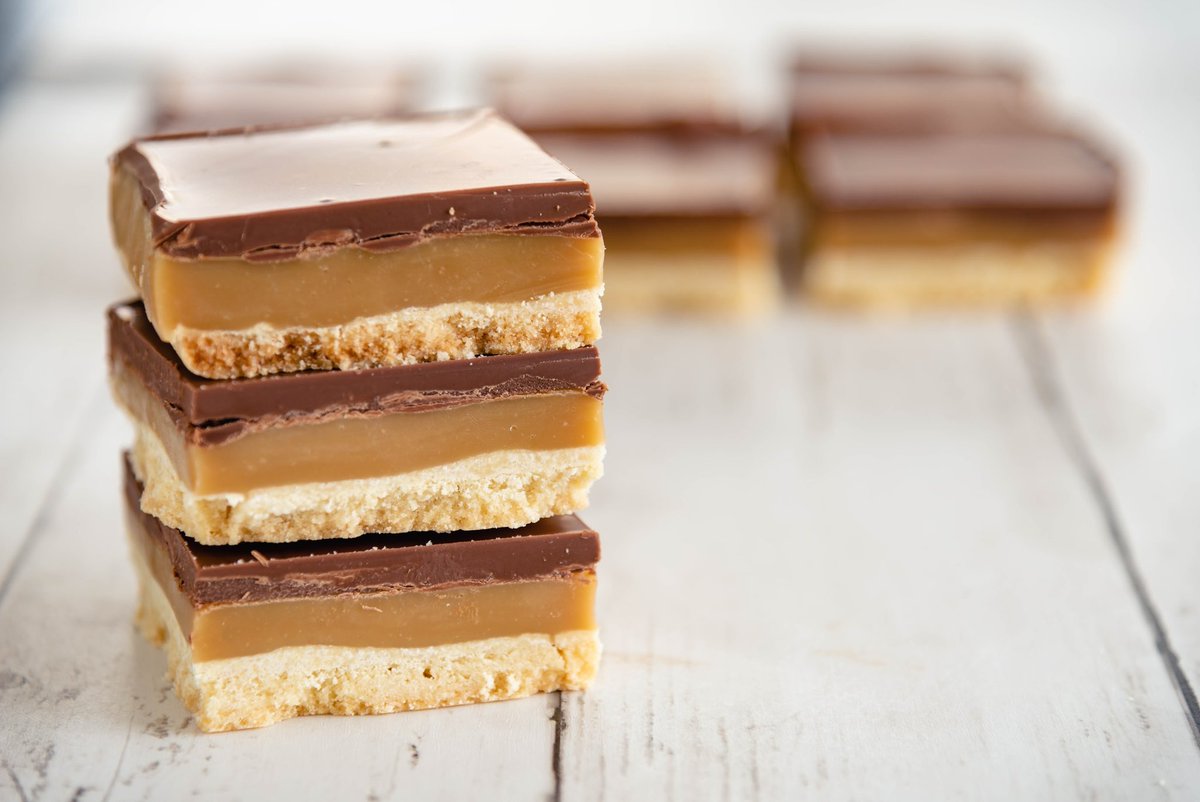 retrobakes's tweet photo. Caramel Crumble Squares. One of the best traybakes, in my opinion.  https://t.co/uT5qD5xOqE #baking #nifood #northernireland #caramelsquares #traybakes https://t.co/KcITHc3FUE