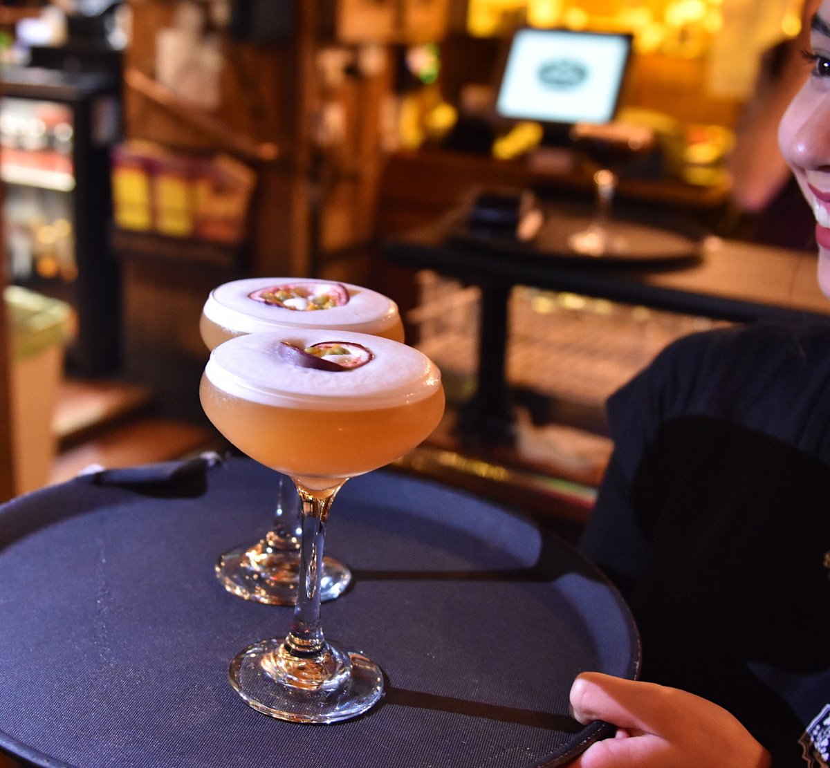 It's 5pm on Friday.. who's for cocktails!? 🍹✨

Kickstart your weekend in Temple Bar &amp; treat yourself to some top class drinks served by our smiley staff! It doesn't get much better than that 💛