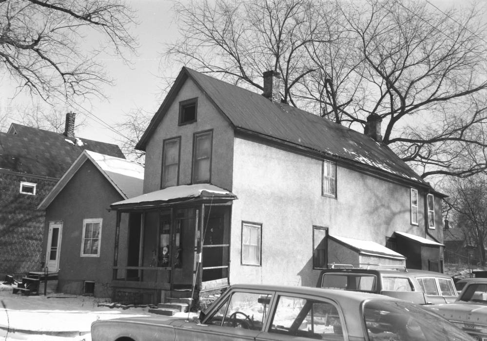 MplsPhotoBot's tweet image. House on Seventh Avenue Northeast
Date: 1962
Address: 60 7th Ave. NE
Source: Hennepin County Library
