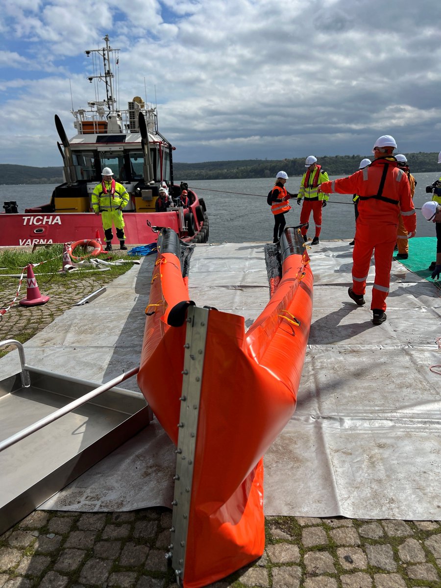 EMSA_EU's tweet photo. Today an EMSA team led training for 🇺🇦 delegates in the deployment and retrieval of two types of pollution response equipment sets.
The equipment is being donated under the BCSEA II project
🇪🇺🇺🇦
Find out more about BCSEA https://t.co/M8CWZJ7neH https://t.co/84ZRiBL9EG
