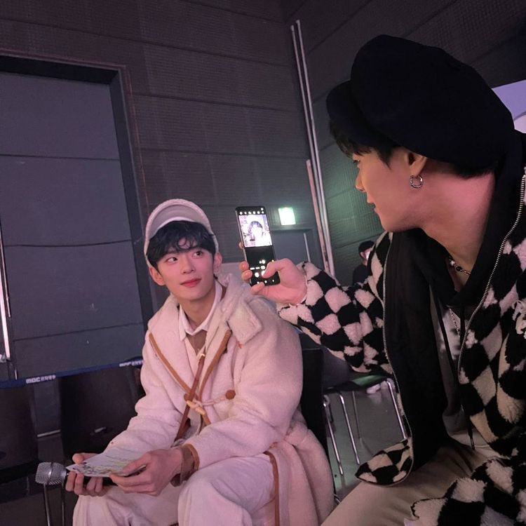 fg_elleee's tweet photo. We were sharing thoughts awhile ago about how Bin was a Best Big Bro to Sanha & Sua, but we also thought of Kangmin. Bin was very fond of him & we know he loves his Bin Hyung too. To all #VERIVERY fans, #Verrers, pls check on Kangmin. Hes also very dear to us. Uri DdanKongMin ๐ฅบ https://t.co/J80Rf6kcNk
