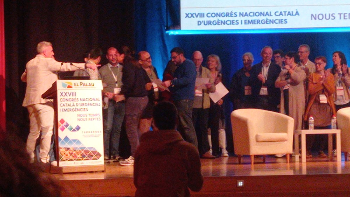 <a href="/SoCMUE/">SoCMUE</a> 📸 A l'acte de cloenda i lliurament de premis, es fa entrega del Premi al taller #RCP a l'Auxiliar de Coordinació de Sala #Reus, l'Albert Baladrón. 
Moltes felicitats! 👏🏽👏🏽 

#XXVIIICongrésNacionalCatalàUrgènciesEmergències <a href="/SoCMUE/">SoCMUE</a> #SEM