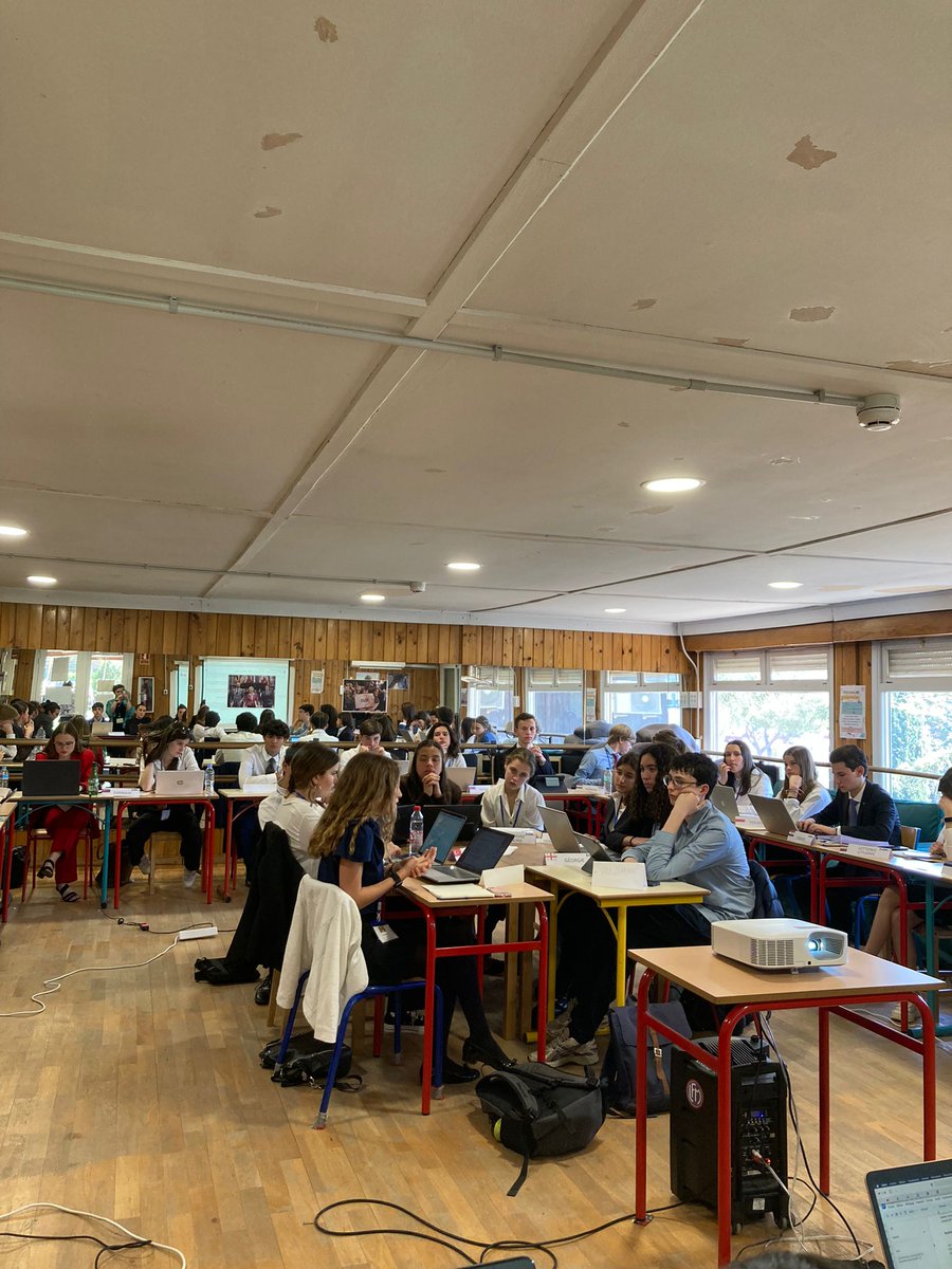 Lfmurcie's tweet image. 🇪🇺Travail en commission pendant @euromad2023 
@aefeinfo @mlfmonde #másquefrancés #tuhijocambiaráelmundo #Yourchildrenwillchangetheworld
#Euromad #Euromad2023 #modelisation #unioneuropeenne #UE #EU #euyouth #LFM #LFMadrid #aefe #conseileuropéen #europe #debat #jeunesse