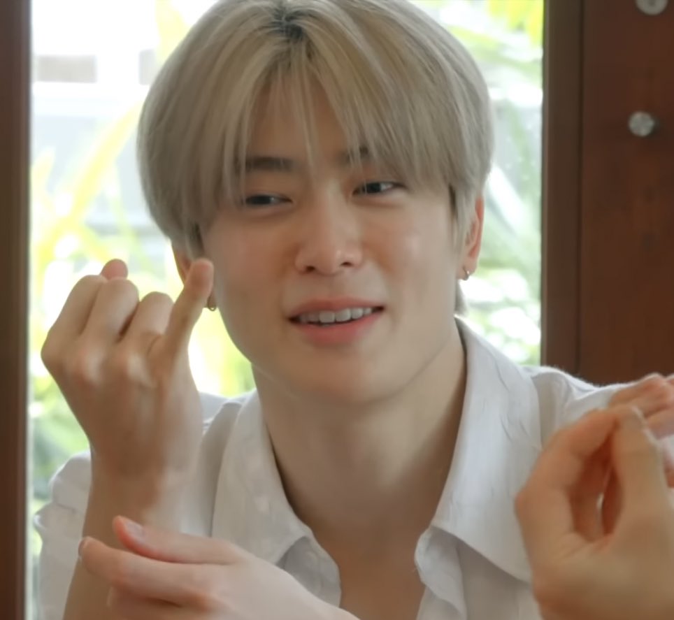 _technolily's tweet image. マジでこのきんきんに明るい髪色から覗く地毛のままの太眉がマジで好き