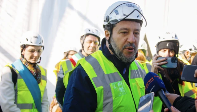 MaurizioCondor2's tweet photo. #Terremoto sta arrivando salvini per riparare il ponte https://t.co/WsiieKmpFl