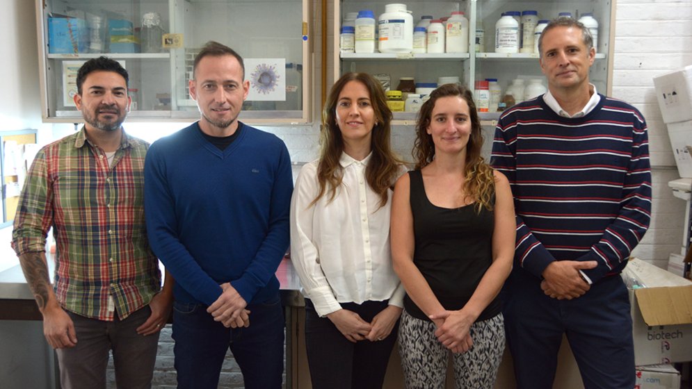 CONICETMendoza's tweet photo. 🔵Especialistas del #IMBECU, el #IHEM y de universidades nacionales comprobaron, en sus estudios de laboratorio, la eficacia de un adyuvante  en una formulación vacunal contra el COVID-19.

El estudio fue publicado en Journal of Medical Virology.

✍️ https://t.co/JhehSMoEqu https://t.co/8YX7RQZjB6