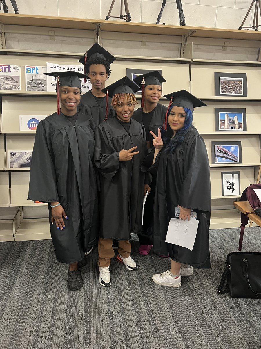 DAY 2 of SENIOR headshots! Come see us in the media center! <a href="/msmith_gmhs/">Marki Smith</a> 🎓❤️🖤🐴